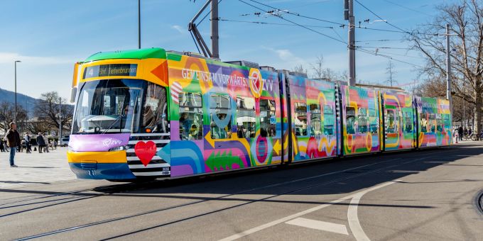 Eine Tram-Linie des ZVV. Bunte Tramlinie