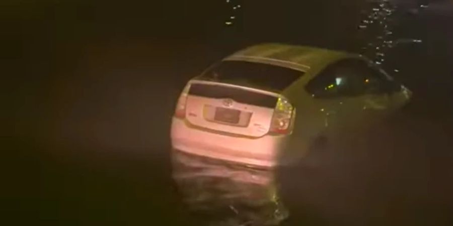 frau wasser hafen auto