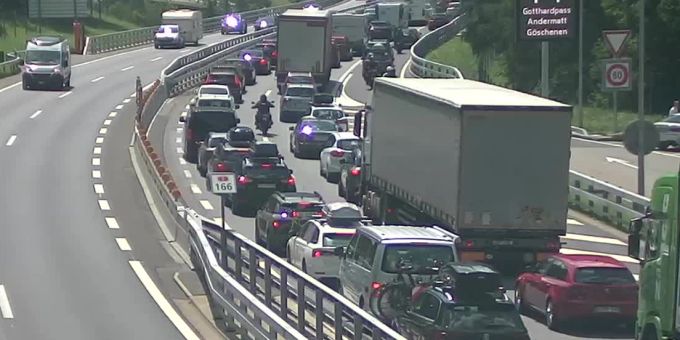 Am Nachmittag herrschten vor dem Gotthard Richtung Süden 14 Kilometer Stau. Gotthard