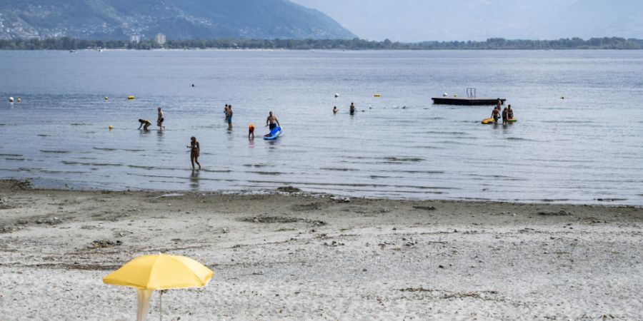 Der See hat sich im Bagno Pubblico in Locarno regelrecht zurückgezogen. Ohne baldige Niederschläge dürfte der Rekord-Tiefstwert von 1976 bald erreicht oder gar überschritten werden.