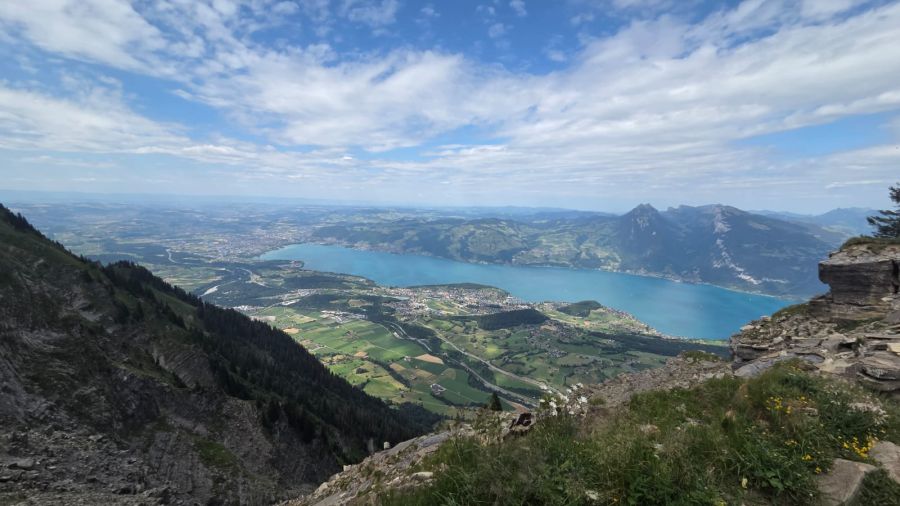 Traumhafte Aussicht auf den Thunersee beim Aufstieg auf den Niesen.