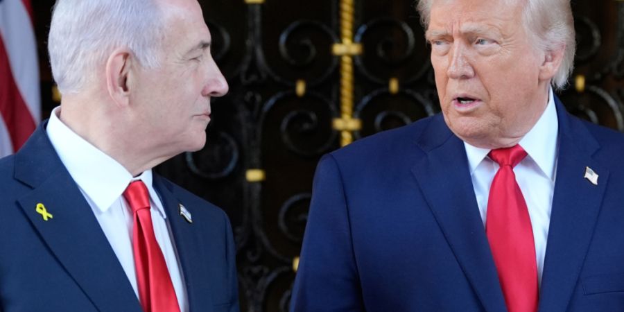 ARCHIV - US-Präsident Donald Trump (r) begrüßt den israelischen Ministerpräsidenten Benjamin Netanjahu in seinem Club Mar-a-Lago. Foto: Alex Brandon/AP/dpa