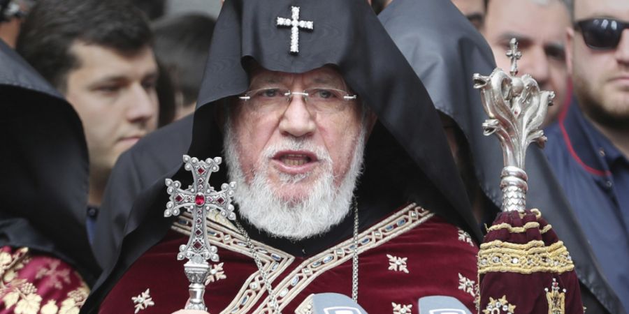ARCHIV - Der armenische Katholikos Karekin II. (M) nimmt an der Gedenkfeier zum 110. Jahrestag des Massakers an den Armeniern im Osmanischen Reich teil. Foto: Hayk Baghdasaryan/PHOTOLUR...