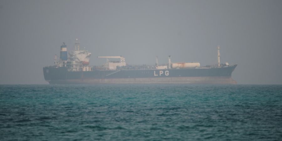 ARCHIV - Ein Tanker fährt in den Gewässern nördlich der Straße von Bab al-Mandab. Foto: Abdulnasser Alseddik/AP/dpa/Symbolbild