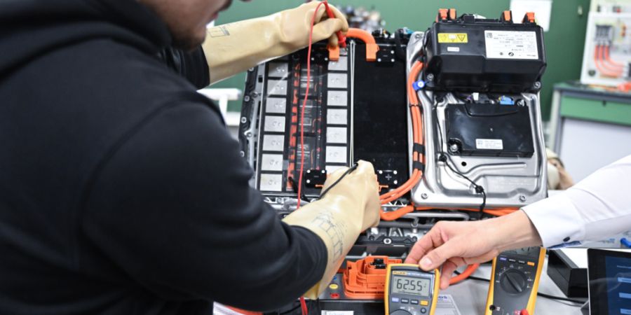 Automatisierung und KI verändern viele Einstiegsjobs für junge Menschen. Warum digitale Kompetenzen und Weiterbildung immer wichtiger werden. (Archivbild)