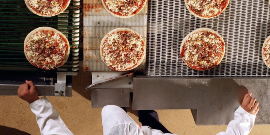 Pizzaproduktion bei Frisco Findus in Rorschach im Juli 1997, als der Betrieb noch zu Nestlé gehörte. Die Produktion von Tiefkühlprodukten hat in Rorschach eine lange Tradition. (Arch...