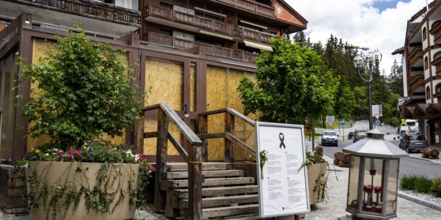 Blick auf den Eingang der Bar «Le Constellation» in Crans-Montana, wo am 1. Januar 41 Menschen ums Leben kamen und 115 weitere verletzt wurden. (Archivbild)