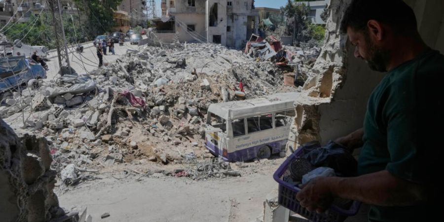 Zerstörtes Gebäude nach einem israelischen Luftangriff in der libanesischen Hafenstadt Tyrus. Foto: Mohammed Zaatari/AP/dpa/Archivbild