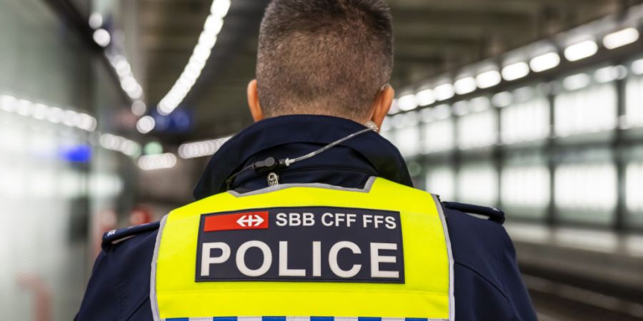 Transportpolizisten und -polizistinnen sollen künftig Taser einsetzen können. Der Bundesrat will dafür die rechtlichen Grundlagen schaffen. (Themenbild)