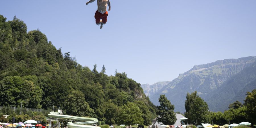 Ab ins kühle Nass: An vielen Orten gab es in der Schweiz am Donnerstag Temperaturen über 30 Grad. (Archivbild)