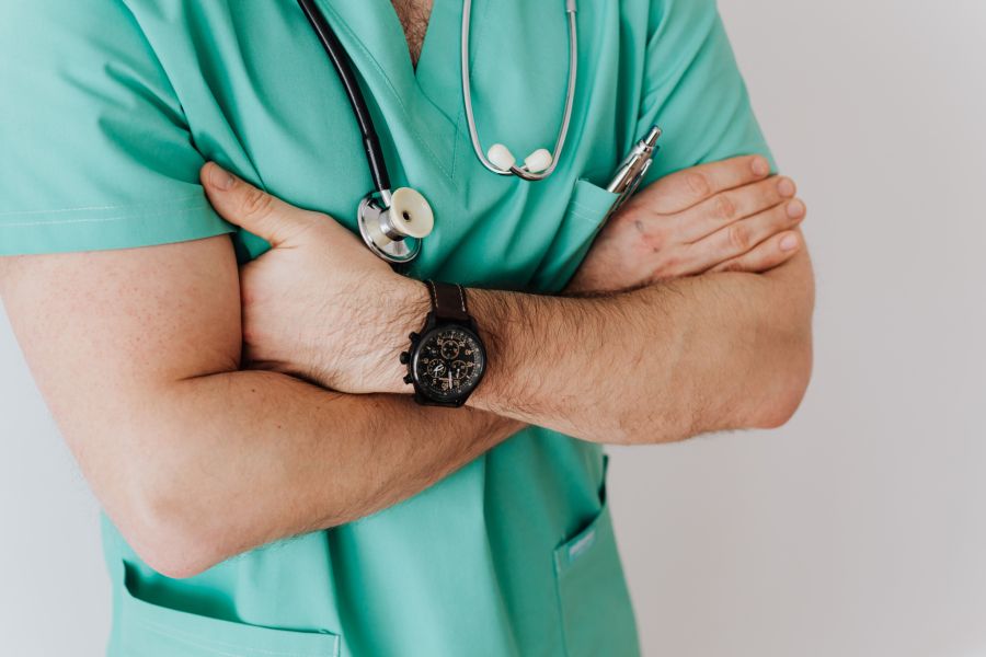 Der Arzt soll Patientinnen sediert, heimlich gefilmt und missbraucht haben.