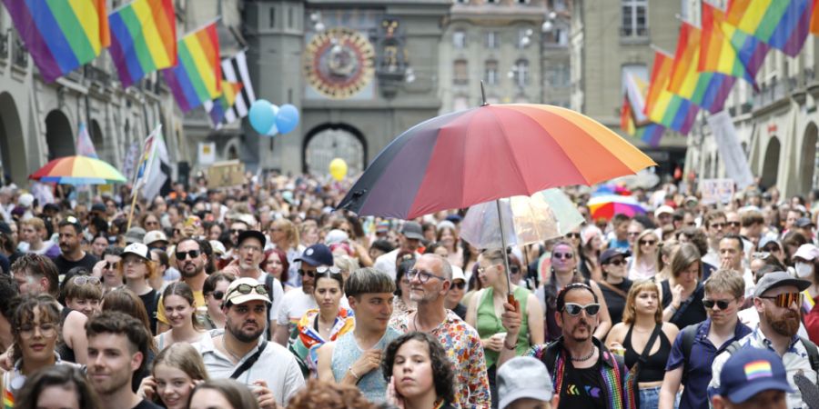 In Bern gingen am Samstag rund 10'000 Menschen für die Rechte und Anliegen queerer Menschen auf die Strasse. (Archivbild)