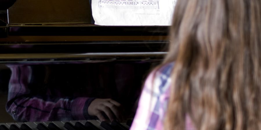 Im Kanton Bern sollen nicht nur Wohlhabende ihren Kindern Musikunterricht finanzieren können. (Archivbild)