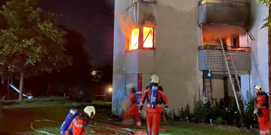 Die Berufsfeuerwehr evakuierte rund 30 Personen aus einem Mehrfamilienhaus im Kreis 3 in Zürich.