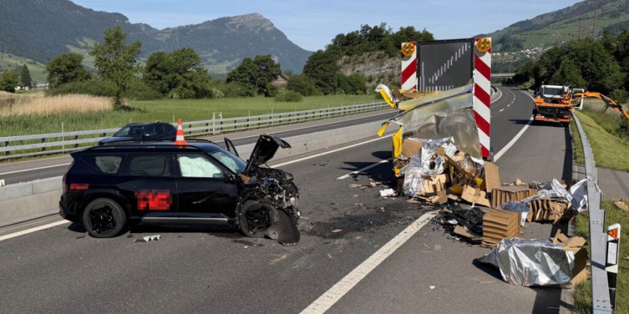 Beim Unfall auf der A4 in Seewen SZ fuhr ein Auto in ein Unterhaltsfahrzeug. Der Lenker verletzte sich dabei schwer.