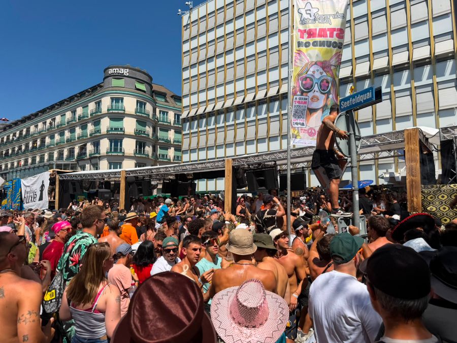 Die Temperaturen sind heiss, die Kleidung entsprechend spärlich.