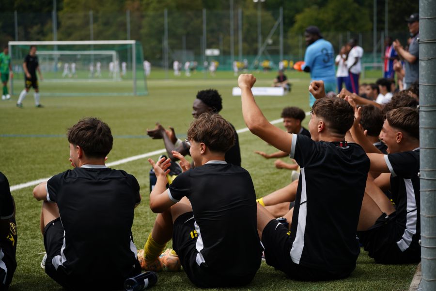 Die Teams reisten gemeinsam mit dem Zug von Bern nach St.Gallen und feuern sich gegenseitig an.