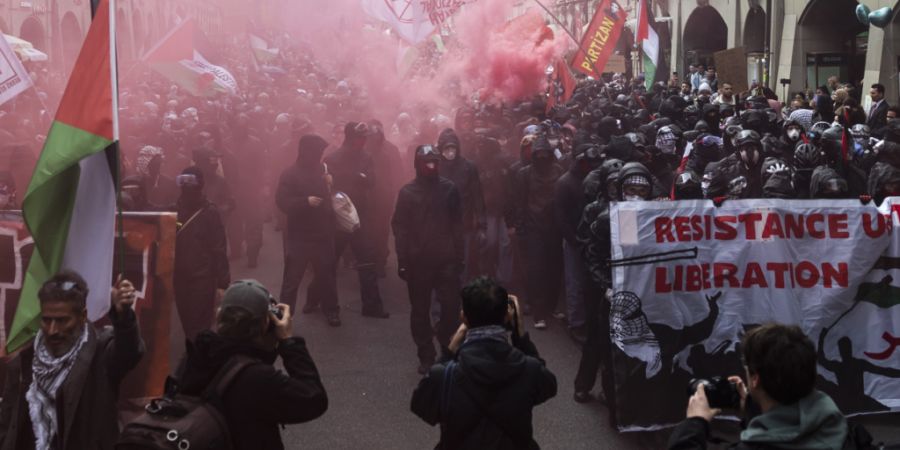 Das Berner Kantonsparlament hat sich ein erneutes Mal mit randalierenden Demonstrierenden befasst. (Archivbild)