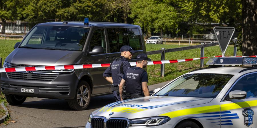 Nun wird national und international nach der flüchtigen Täterschaft gesucht, die in Aarau eine Person getötet und mehrere Verletzt haben soll.