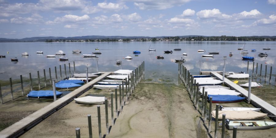 Noch nie wurde am Untersee im Juli ein tieferer Wasserstand gemessen. Im Bild der Hafen in Mannenbach-Salenstein TG.