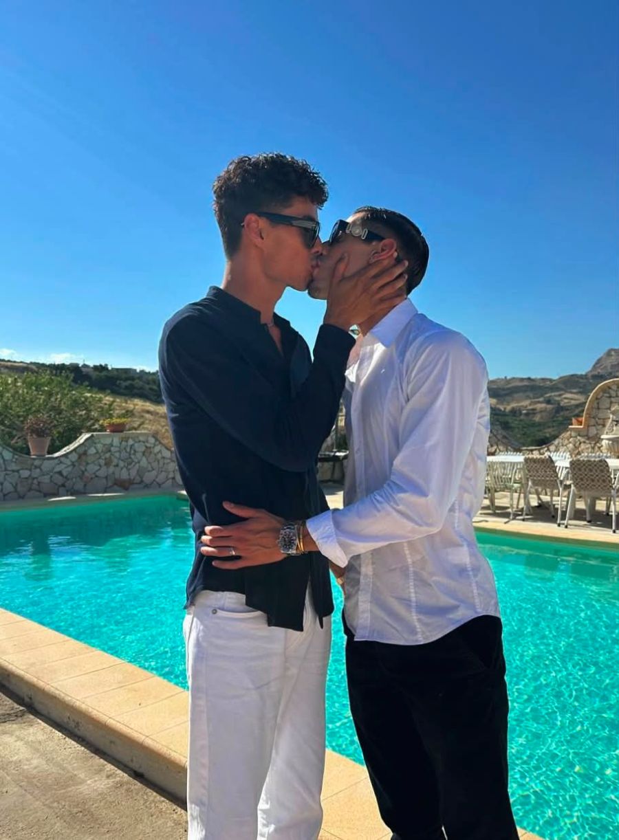 Verliebt am Pool: Am 11. August 2026 geben sich Paolo und Johan auf Sizilien das Jawort.