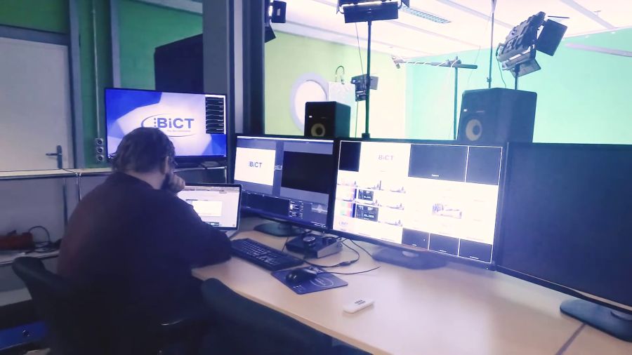 Ein Mediamatik-Lernender im Regieraum neben dem Studio im BiCT-Gebäude.