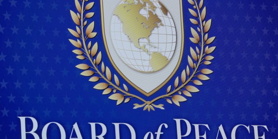 ARCHIV - Ein Logo wird vor der Bekanntgabe der Charta des «Board of Peace» durch Präsident Donald Trump bei der Jahrestagung des Weltwirtschaftsforums in Davos gezeigt. Foto: Evan Vu...