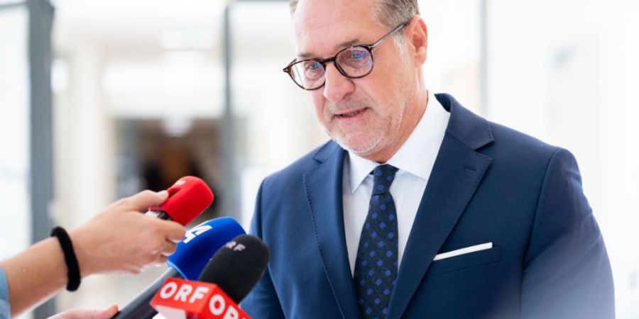 ARCHIV - Der ehemalige Chef der rechten FPÖ, Christian Strache, beantwortet Fragen vor dem Prozessbeginn im Straflandesgericht. Foto: Georg Hochmuth/APA/dpa