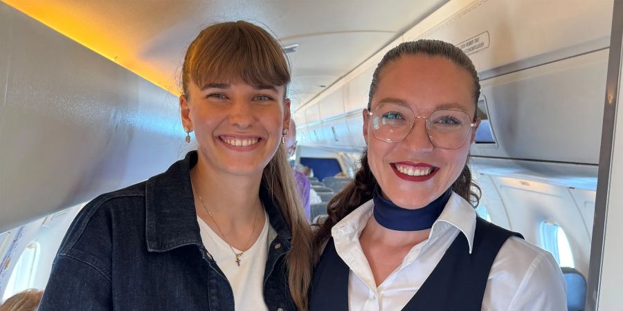 Travelnews-Redaktorin Marilin Leuthard (links) mit Flight Attendant Lisa Reitenbach auf dem Flug von St. Gallen-Altenrhein nach Ibiza. Bild: TN