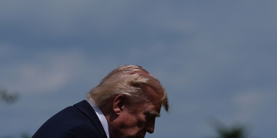 Donald Trump, Präsident der USA, verlässt das Podium nach einem Gruppenfoto der Staats- und Regierungschefs der G7-Staaten und der eingeladenen Länder während des G7-Gipfels. Foto: ...