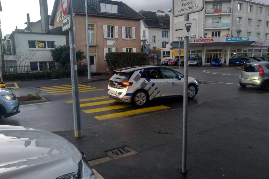 Auch in Yverdon-les-Bains VD gibt es eine Beschwerde: hier steht sogar ein Security-Auto auf dem Fussgängerstreifen.