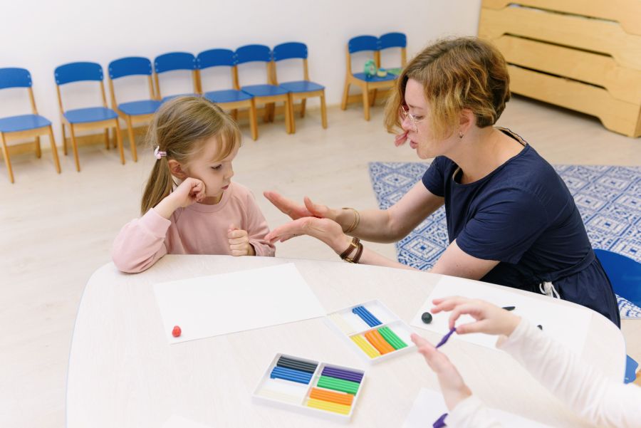 Kinder erlernen die Sprache nämlich hauptsächlich dadurch, dass mit ihnen gesprochen wird.