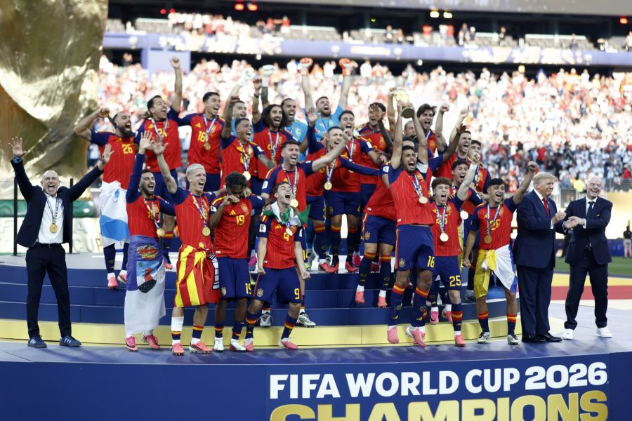 Die spanische Mannschaft feiert ausgelassen auf der Bühne – Trump und Infantino stehen etwas abseits am Rand.