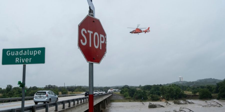 Ein Hubschrauber fliegt über den Guadalupe River, während sich das Hochwasser in Texas ausbreitet. Foto: Joel Angel Juarez/FR172380 AP/AP/dpa