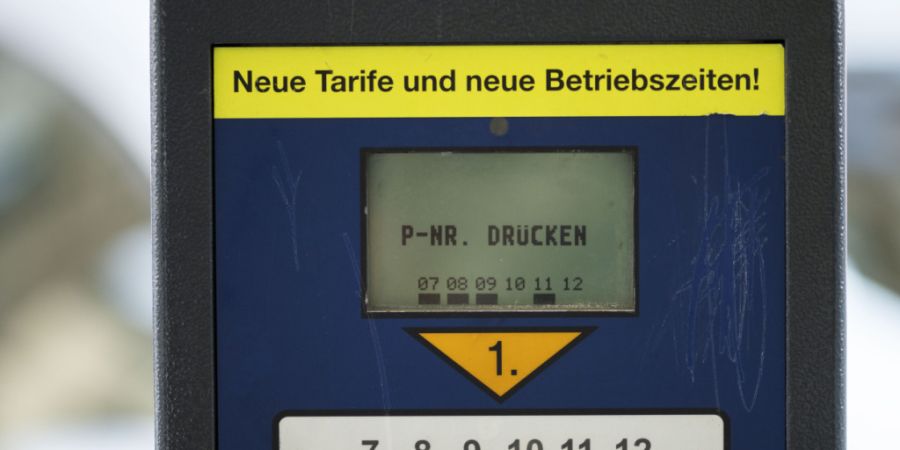 An mehreren Parkuhren in der Stadt Zug haben Unbekannte gefälschte QR-Codes angebracht. Die Zuger Polizei hat diese am Sonntag entfernt. (Symbolbild)