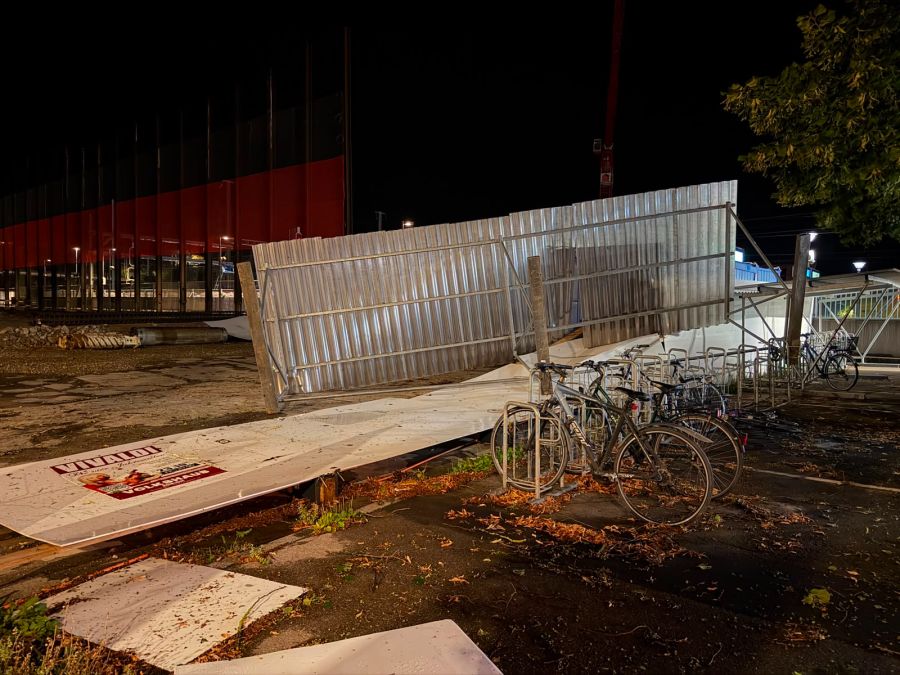 In Effretikon wurde ein Velounterstand zerstört.