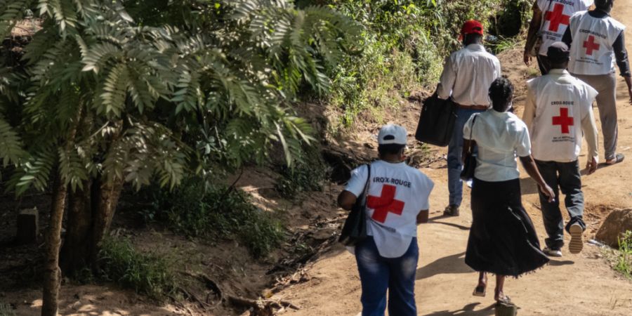 dpatopbilder - Freiwillige des Roten Kreuzes sind bei einem Einsatz zur Sensibilisierung der Bevölkerung während des Ebola-Ausbruchs in Bunia unterwegs. Foto: Moses Sawasawa/AP/dpa