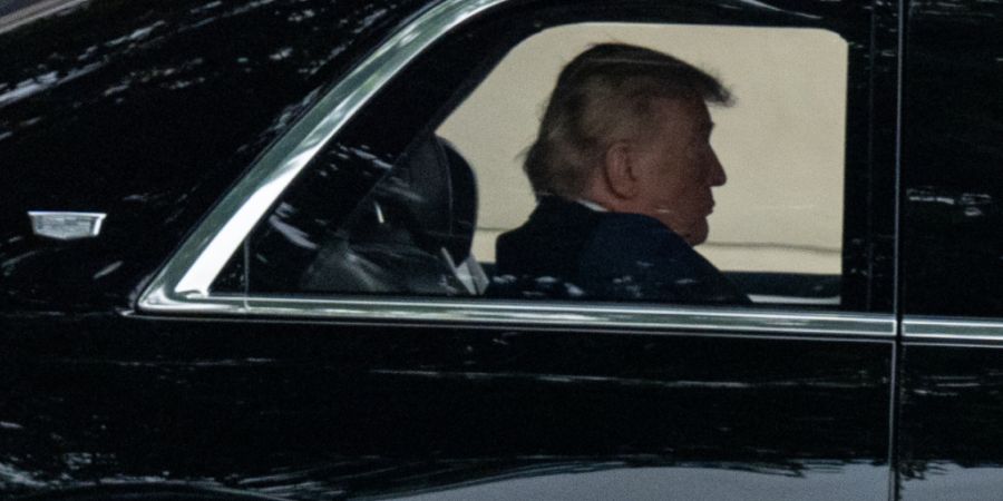 dpatopbilder - Donald Trump, Präsident der USA, verlässt das Walter Reed National Military Medical Center. Foto: Alex Brandon/AP/dpa