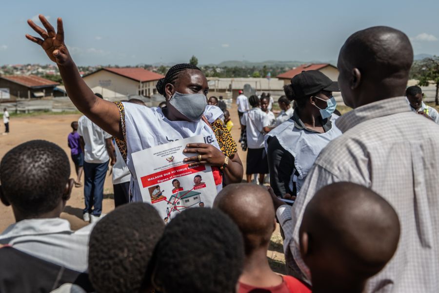 Eine Helferin klärt die Bevölkerung über Ebola-Symptome auf. Die Zahl der Verdachtsfälle im Kongo liegt bei rund 900.