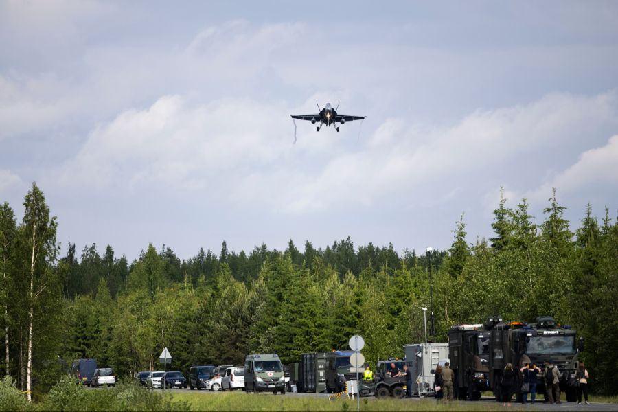 Ein Mehrzweckjäger der finnischen Luftwaffe landet am Mittwoch, den 10. Juni 2026, während der NATO-Übung Ramstein Flag 26 auf einem Strassenabschnitt in Tervo, Finnland.