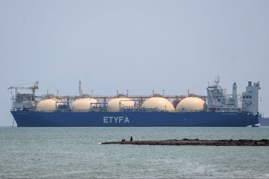 Ein LNG-Tanker ist ein Spezialschiff, das verflüssigtes Erdgas transportiert.