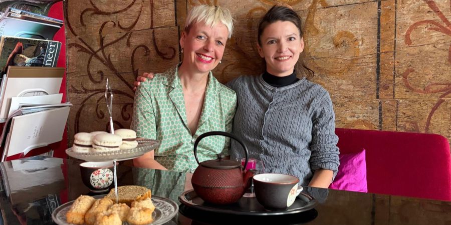 Eliane Brwon (links) übergibt ihr Geschäft Tearoom Teekult an Milena Brotherwood.