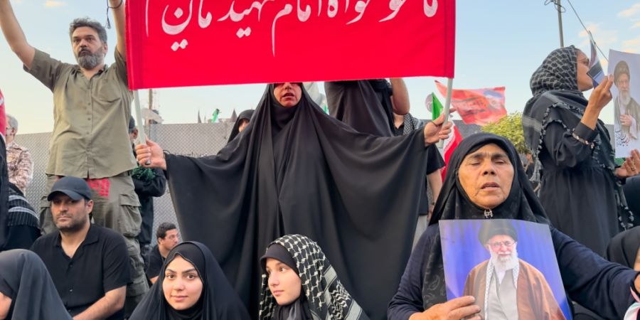 Trauernde halten Schilder und Porträts des ermordeten iranischen Obersten Führer Ajatollah Ali Chamenei hoch, während sie auf dem Platz der Islamischen Revolution auf seinen Trauerzu...