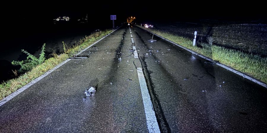 Die Strasse musste für die Bergungs- und Aufräumarbeiten komplett gesperrt werden.