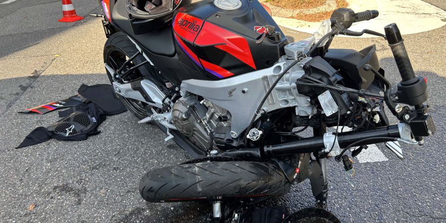 Das Motorrad der 24-Jährigen wurde beim Zusammenstoss beschädigt.