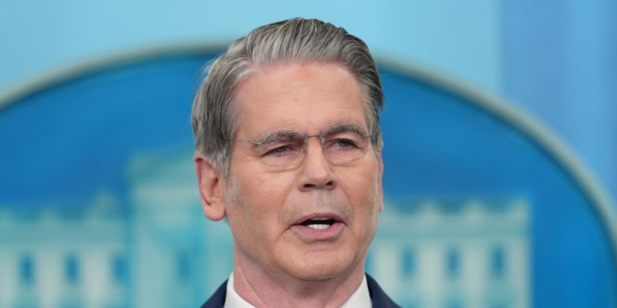 ARCHIV - US-Finanzminister Scott Bessent spricht mit Reportern im James Brady Press Briefing Room im Weißen Haus. Foto: Alex Brandon/AP/dpa/Archivbild