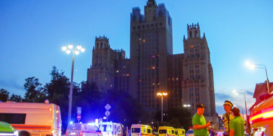 dpatopbilder - Rettungsfahrzeuge stehen in der Nähe des Ortes, an dem sich in einem Restaurant in Moskau eine tödliche Explosion ereignet hat. Foto: Sergei Vedyashkin/Moscow News Agen...