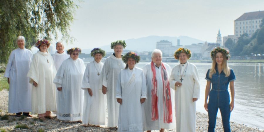 Auf ihrer Recherche-Reise trifft die Aktivistin Inna Shevchenko im Film «Girls & Gods» auf Frauen, die entweder gegen Religion kämpfen oder sie verteidigen.