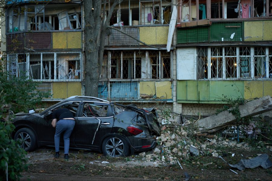 Russische Attacken auf Wohngebiete wie hier in Kiew gehen derweil unvermittelt weiter.