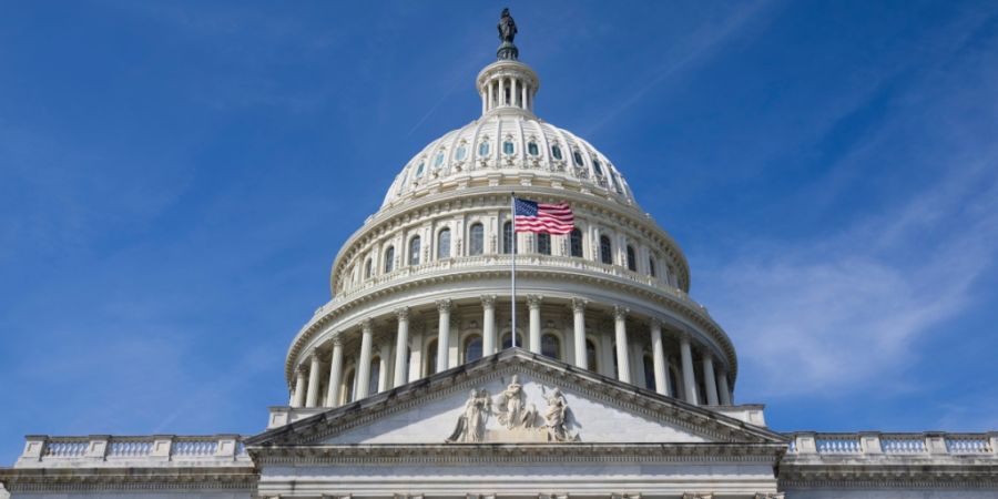 ARCHIV - Das US-Kapitol ist in Washington vor blauem Himmel zu sehen. Foto: Tom Brenner/AP/dpa